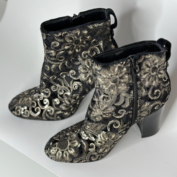 Guess sequin embellished booties BWOB. Never worn size 8 but fits small. - Picture 5 of 6